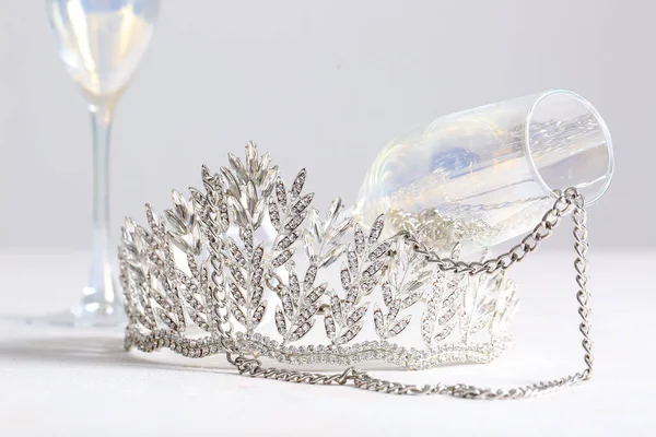 Schöne Tiara Brille Und Halskette Auf Weißem Tisch Nahaufnahme Prom — Stockfoto