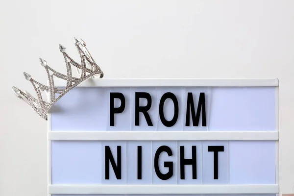 Дошка Текстом Prom Night Короною Світлому Фоні Крупним Планом — стокове фото