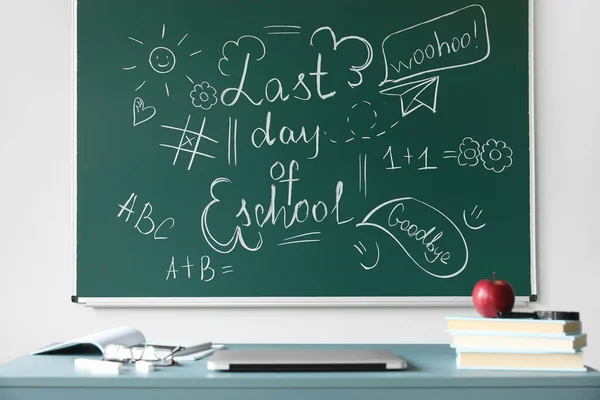 Blackboard Text Last Day School Drawings Teacher Table Classroom — Stock Photo, Image