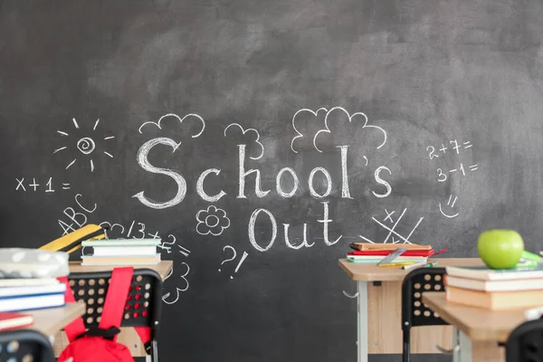 Text School Out Drawings Blackboard Classroom — Stock Photo, Image