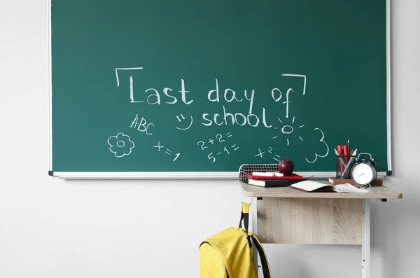 stock image Text LAST DAY OF SCHOOL with drawings on blackboard in classroom