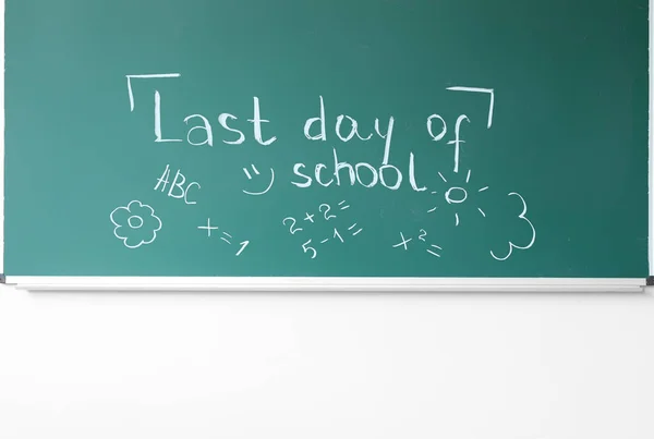 Доска Текстом Last Day School Рисунками Белой Стене — стоковое фото