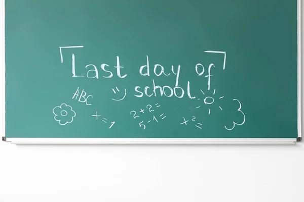 Blackboard Text Last Day School Drawings White Wall — Stock Photo, Image
