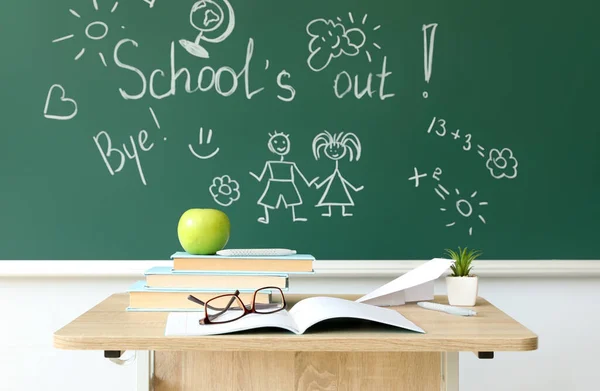 Text School Out Drawings Blackboard Classroom — Stock Photo, Image