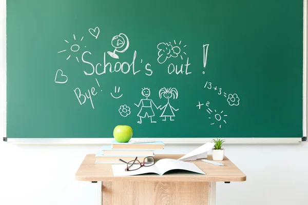 Text Schule Out Mit Zeichnungen Auf Der Tafel Klassenzimmer — Stockfoto
