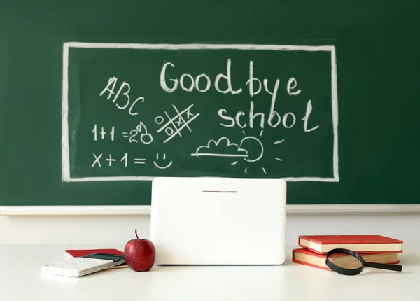 Blackboard Text Goodbye School Drawings Teacher Table Classroom — Stock Photo, Image
