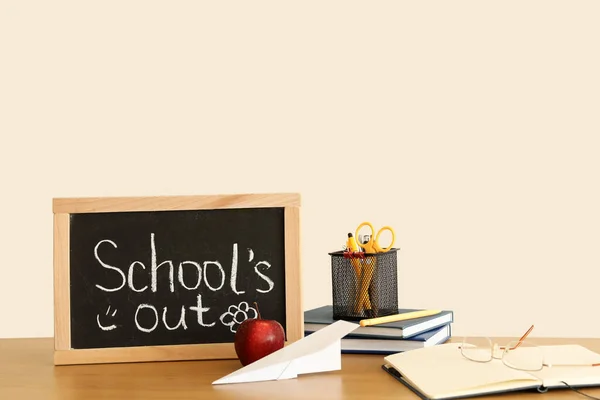 Kreidetafel Mit Text Schule Out Apfel Papierflieger Und Schreibwaren Auf — Stockfoto