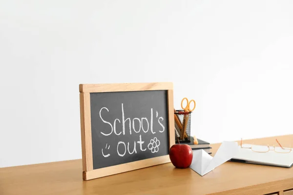 Chalkboard Text School Out Apple Paper Plane Stationery Table Light — Stock Photo, Image