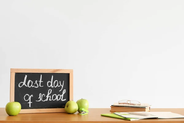 Chalkboard Text Last Day School Apples Notebooks Table Light Wall — Stock Photo, Image