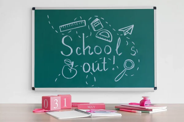 Blackboard Text School Out Drawings Desk Classroom — Stock Photo, Image