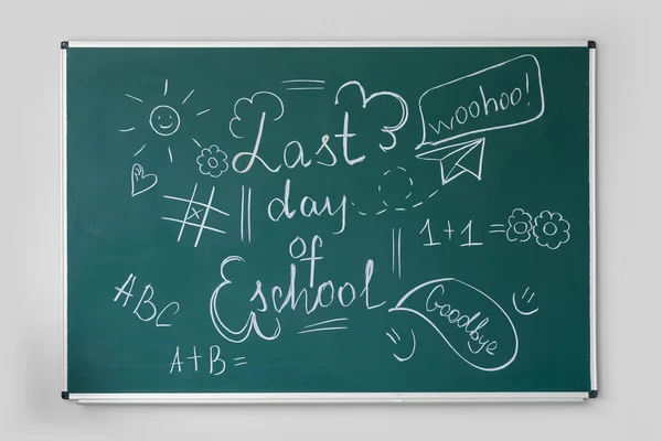 Blackboard Szöveges Utolsó Napja Schoool Rajzok Fény Fal Osztályteremben — Stock Fotó