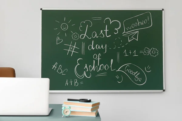 Blackboard Text Last Day School Drawings Light Wall Classroom — Stock Photo, Image