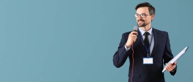 Mavi arkaplanda mikrofonu ve panosu olan, metin için alanı olan erkek gazeteci