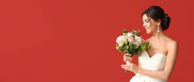 Kırmızı arka planda çiçek demeti ve metin için yeri olan güzel bir gelin.