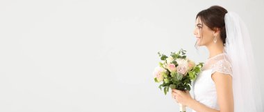 Açık arkaplanda çiçek demeti ve metin için yeri olan güzel bir gelin.