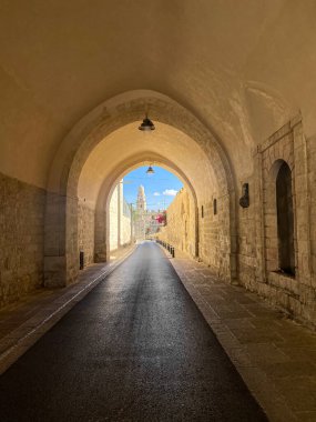 Kasabanın güzel kemer yolu manzarası