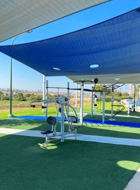 Güneşli bir günde spor sahası manzarası