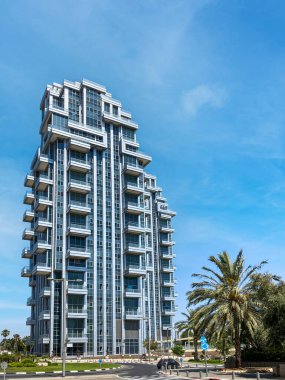 Güneşli bir günde çok katlı binanın görüntüsü