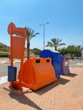 Şehir caddesinde çöp konteynerleri