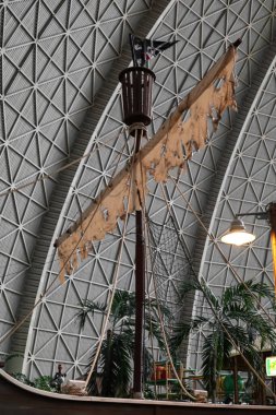 Lunaparkta korsan gemisi direği, yakın plan.