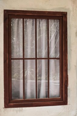 Ahşap pencereli bina görüntüsü