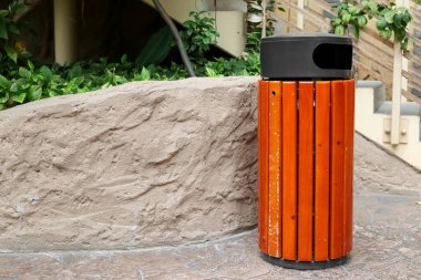 Lunaparktaki çöp kutusunun görüntüsü