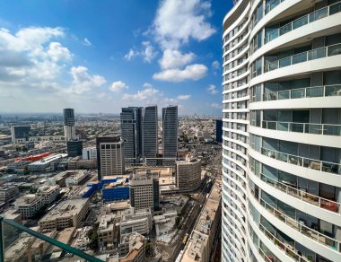 Yükselticili modern şehir manzarası