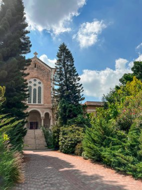 Güneşli bir günde güzel bir manastır manzarası