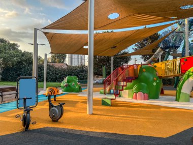 Şehirdeki oyun parkındaki çocuk kompleksinin görüntüsü