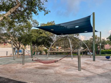 Tırmanma ağlı çocuk parkı görüntüsü