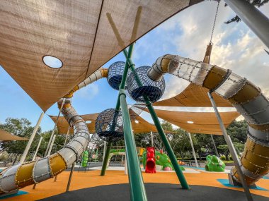 Slaytlı çocuk oyun parkı görüntüsü