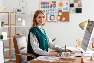 Ofiste tabletle çalışan kadın grafik tasarımcısı