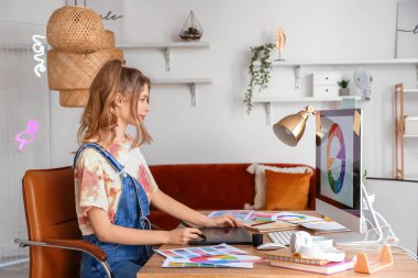 Ofiste tabletle çalışan kadın grafik tasarımcısı