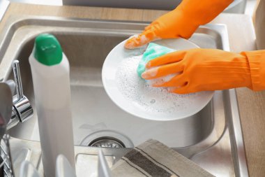 Lavaboda süngerle yıkayan kadın, yakın plan.