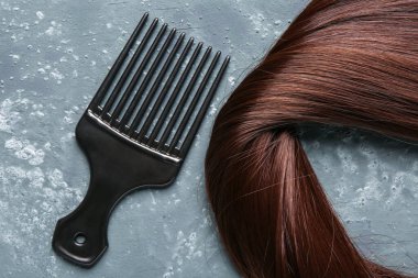 Kahverengi saçlı grunge arkaplanda fırça