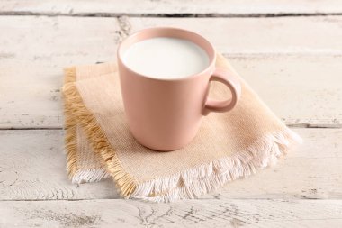 Ahşap arka plan üzerinde süt fincan