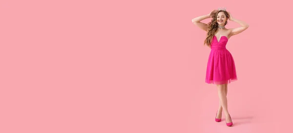 Schöne Junge Frau Stilvollem Ballkleid Auf Rosa Hintergrund Mit Platz — Stockfoto