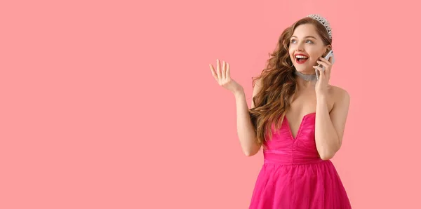 Mooie Jonge Vrouw Stijlvolle Prom Jurk Praten Telefoon Roze Achtergrond — Stockfoto