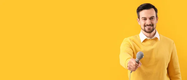 Männlicher Journalist Mit Mikrofon Auf Gelbem Hintergrund Mit Platz Für — Stockfoto