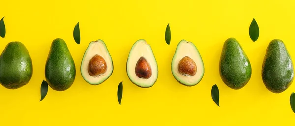 Verse Rijpe Avocado Met Bladeren Gele Achtergrond — Stockfoto