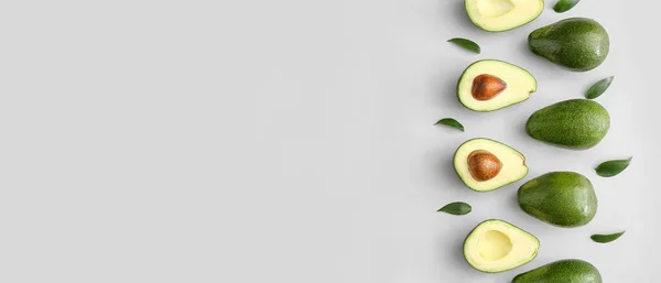 Verse Rijpe Avocado Met Bladeren Lichte Ondergrond Met Ruimte Voor — Stockfoto