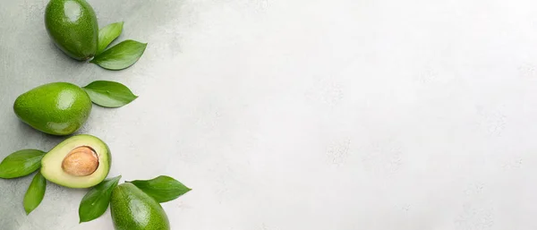 Свіжі Стиглі Авокадо Зеленим Листям Світлому Фоні Простором Тексту — стокове фото