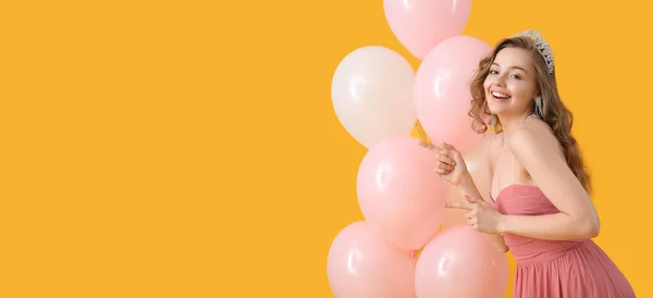 Schöne Junge Frau Ballkleid Und Mit Luftballons Auf Gelbem Hintergrund — Stockfoto