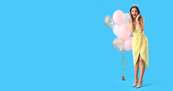 Mooie Verrast Jonge Vrouw Baljurk Met Ballonnen Lichtblauwe Achtergrond Met — Stockfoto