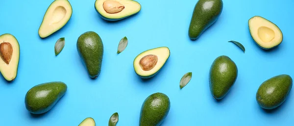 Verse Rijpe Avocado Met Bladeren Blauwe Achtergrond — Stockfoto