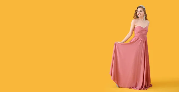 Mulher Bonita Vestido Baile Tiara Fundo Amarelo Com Espaço Para — Fotografia de Stock
