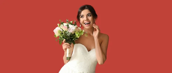 Красивая Молодая Невеста Букетом Цветов Красном Фоне — стоковое фото