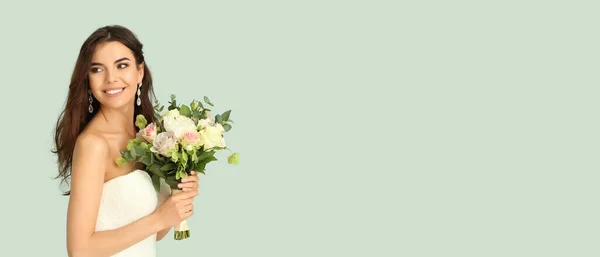 Красивая Молодая Невеста Букетом Цветов Светло Зеленом Фоне Пространством Текста — стоковое фото