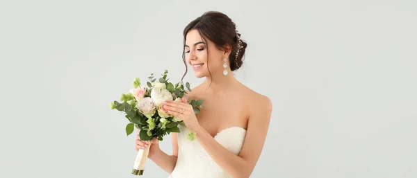 Mooie Jonge Bruid Met Boeket Bloemen Lichte Achtergrond — Stockfoto