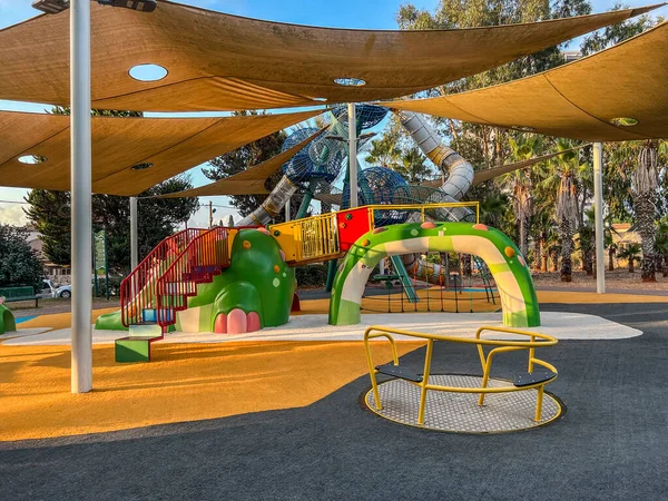 市内の遊び場での子供用複合施設の眺め — ストック写真